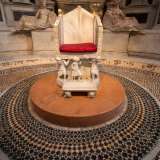 Si tratta della preziosa sedia del Priore, dallo schienale monocuspidato e il cui sedile rosso � retto da colonnine e schiavi, la cui interpretazione rimanda simbolicamente al trionfo della Chiesa sui Saraceni
